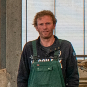 Melkveehouder Arno Bokma uit Scharsterbrug